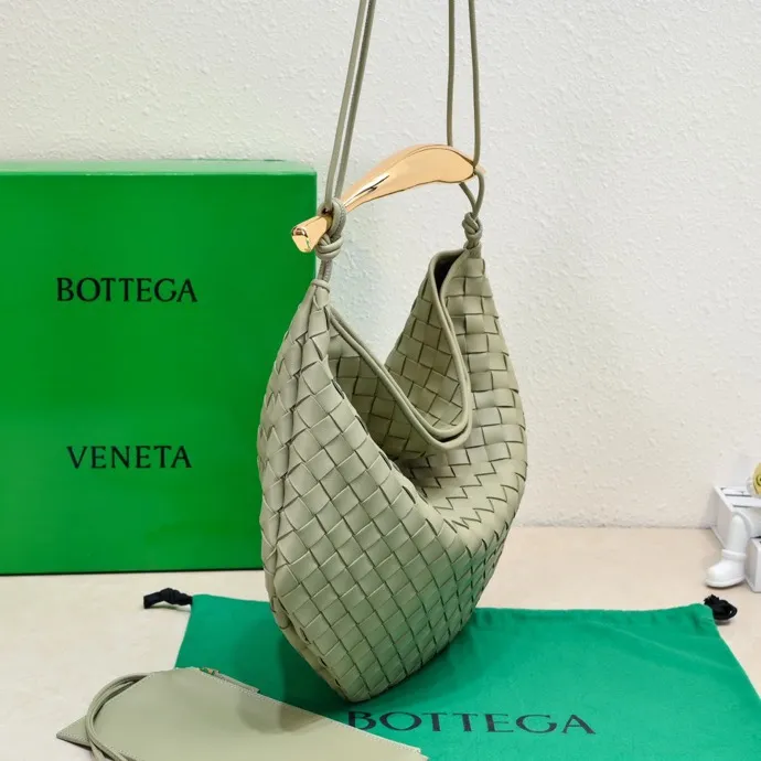 Original leather, batch 2060, the old-money style BV Sardine large size has been shipped🔥 Nowadays, many fashionable, rich and tasteful Jimei people are carrying the same bag invariably. It’s Bottega Veneta Sardine! Because this BV Sardine bag is so beautiful and high-end! The arc-shaped intrecciato woven bag body, paired with metal sardine handles, looks like a work of art, allowing people to ponder and appreciate it. Currently Sardine has launched three sizes for everyone to choose from. This is the largest size🉑️hand-held🉑️armpit🉑️single shoulder🉑️crossbody. It is a very high-quality and relatively niche treasure model. It will be very special when you carry it when you go out. It allows you to have the freedom of carrying a bag. Sisters go crazy. Style number: 7468-1# Size: 39*31*12cm